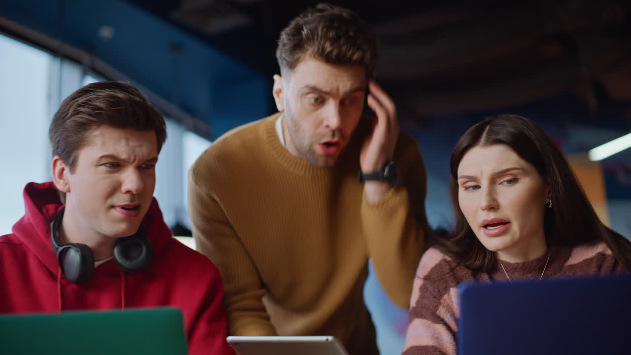 사무실에서 함께 일하는 사람들의 그룹