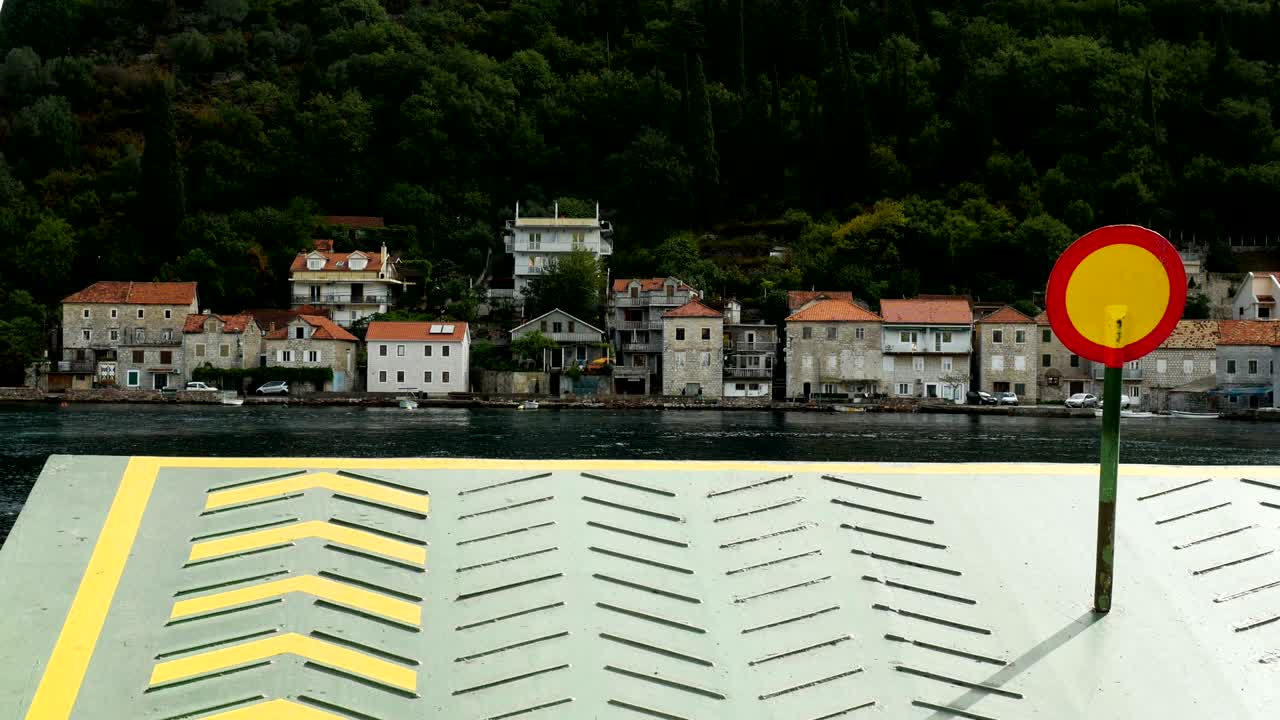 둥근 표시로 페리를 확인하세요.