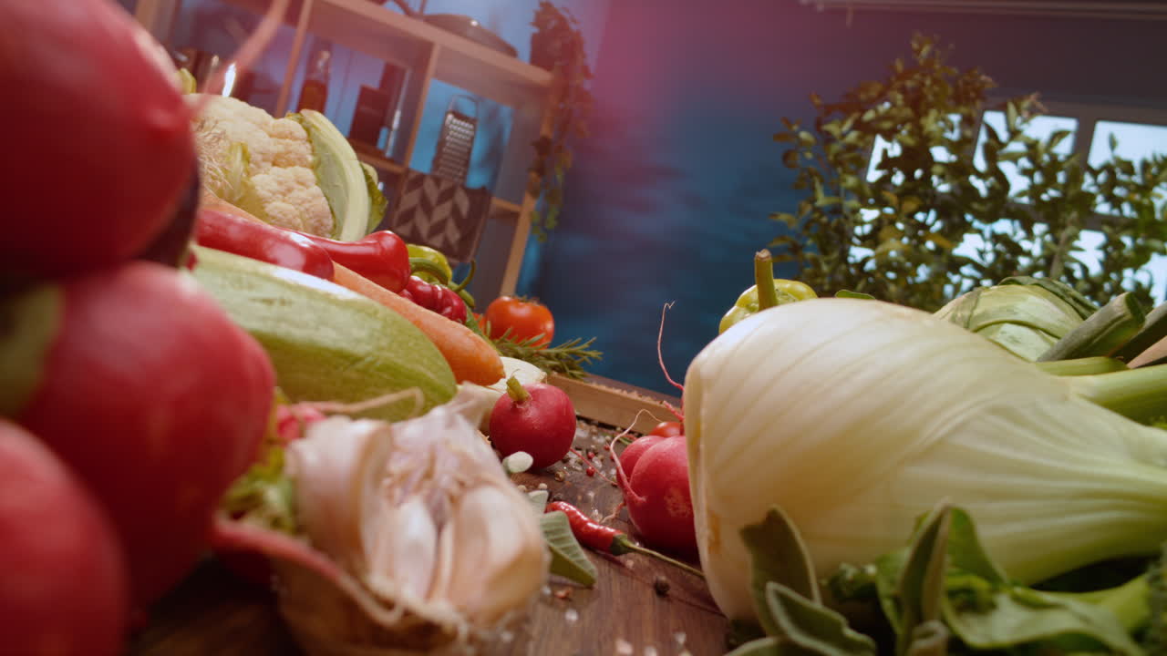 preparación de verduras frescas en una cocina