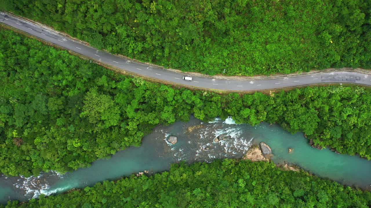 자연은 당신이 그녀를 사랑하지 않도록 도전합니다.