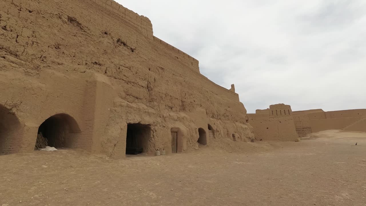 ruinas de la fortaleza de ladrillo de barro, el castillo de narin en meybod, irán