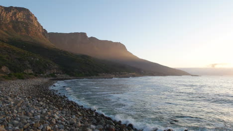 route côtière de victoria avec la chaîne de montagnes des douze apôtres en arrière-plan au cap, afrique du sud