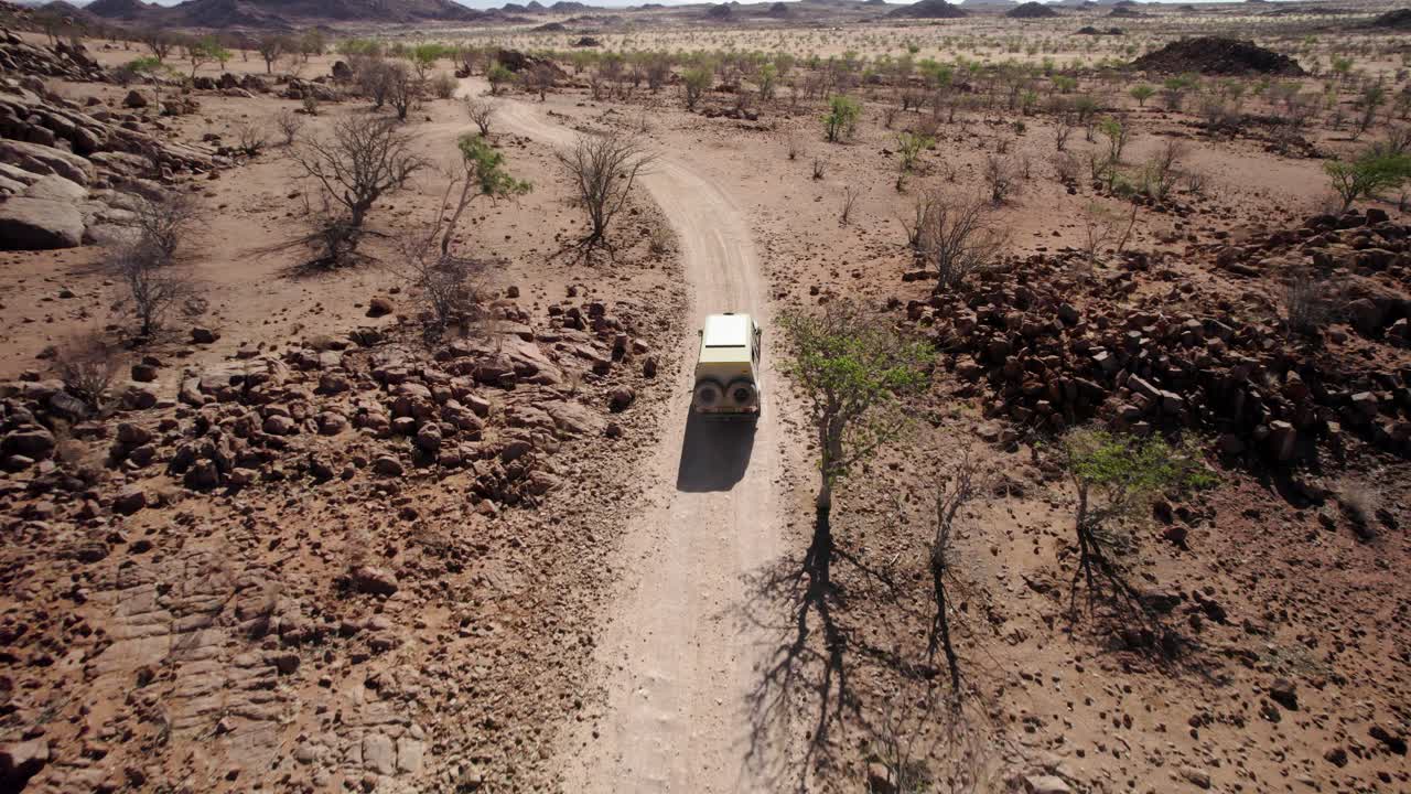 아프리카 내부의 건조한 광야를 탐험하는 오프로드 트럭