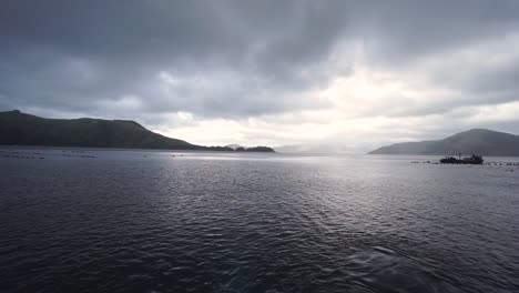 Cámara-Lenta:-Vista-Panorámica-Del-Océano,-Granjas-De-Mejillones-De-Concha-Verde-De-Nueva-Zelanda,-Bahías,-Colinas,-Cielo,-Nubes-Y-Sol