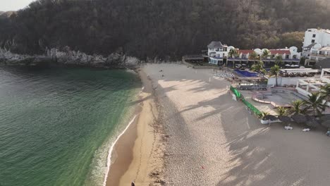 Perspectiva-Aérea-Que-Captura-La-Bahía-De-Chahue,-Huatulco,-Oaxaca,-México,-Mostrando-Su-Impresionante-Paisaje-De-Playa