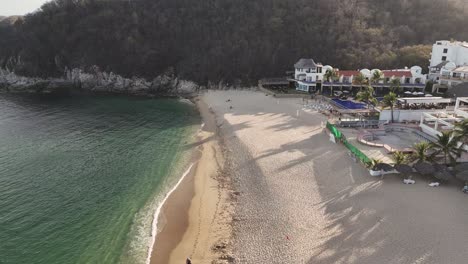 perspectiva aérea capturando la bahía de chahue, huatulco, oaxaca, méxico, mostrando su impresionante paisaje de playa