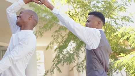 Glückliches-Afroamerikanisches-Schwules-Männliches-Paar,-Das-Bei-Der-Hochzeit-Zusammen-Tanzt,-Zeitlupe