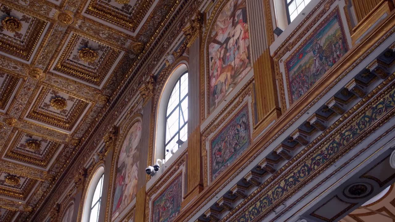 낮에 이탈리아 로마의 성모 마리아 대성당 내부의 낮은 각도 샷