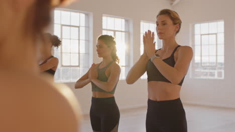 Grupo-De-Clases-De-Yoga-De-Hermosas-Mujeres-Practicando-Pose-De-Oración-Disfrutando-De-Un-Estilo-De-Vida-Saludable-Haciendo-Ejercicio-En-El-Gimnasio-Al-Amanecer