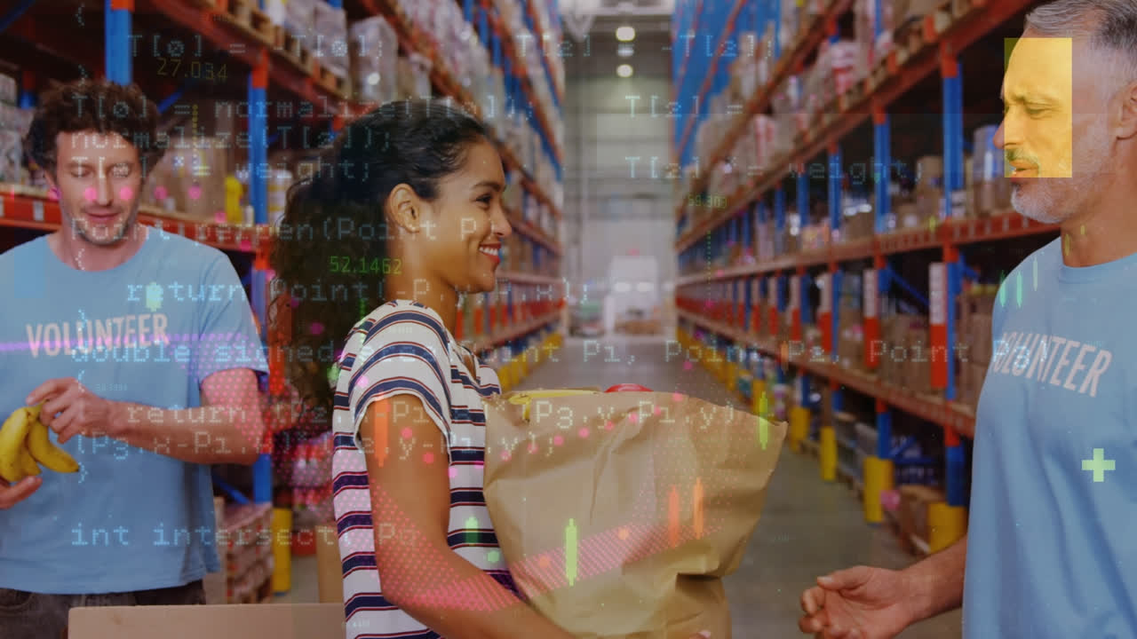 animación del procesamiento de datos digitales en tres trabajadores diversos del almacén
