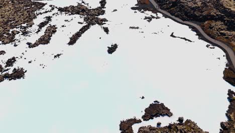 Toma-Aérea-De-Establecimiento-Del-Famoso-Spa-De-La-Laguna-Azul-En-El-Campo-Islandés