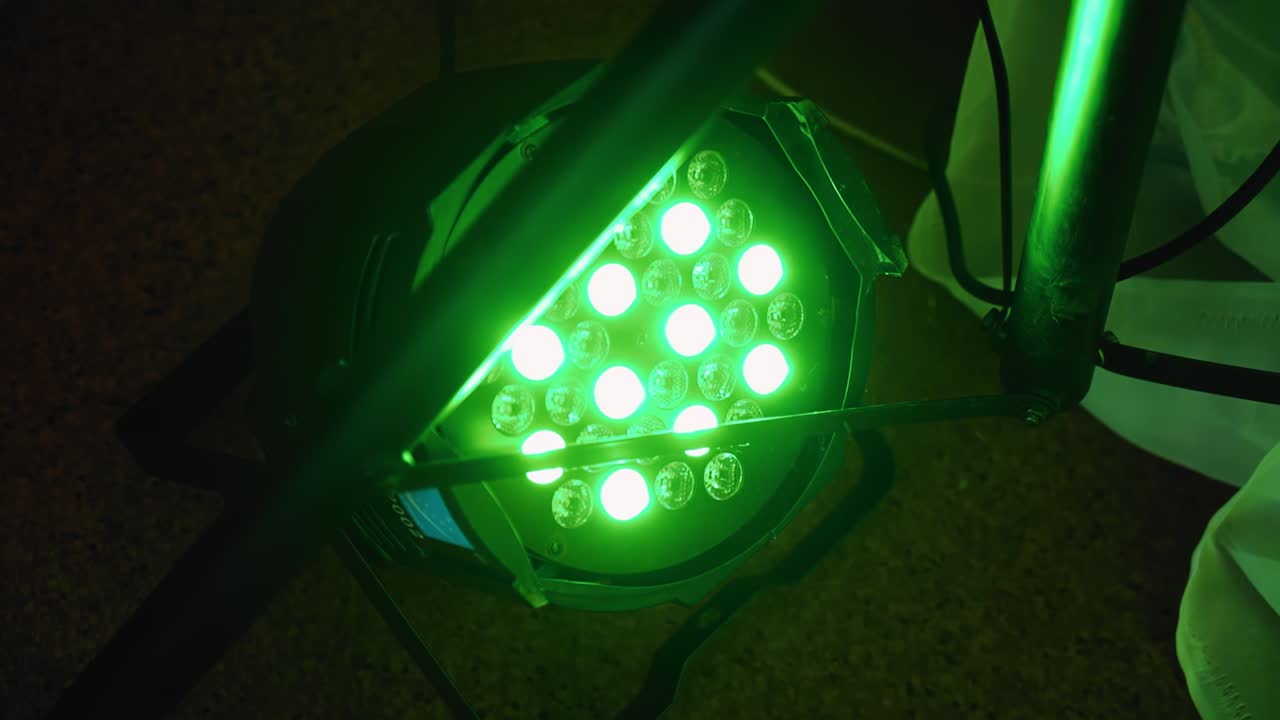 las luces del escenario giran y parpadean para brillar en la cámara. disparando en el evento