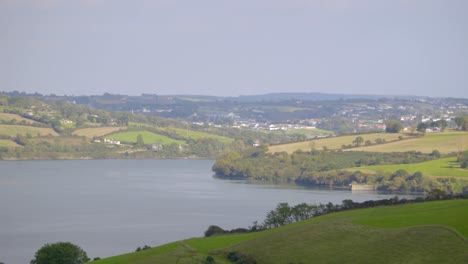 Foto-Panorámica-De-Campos-Verdes-Y-Lago