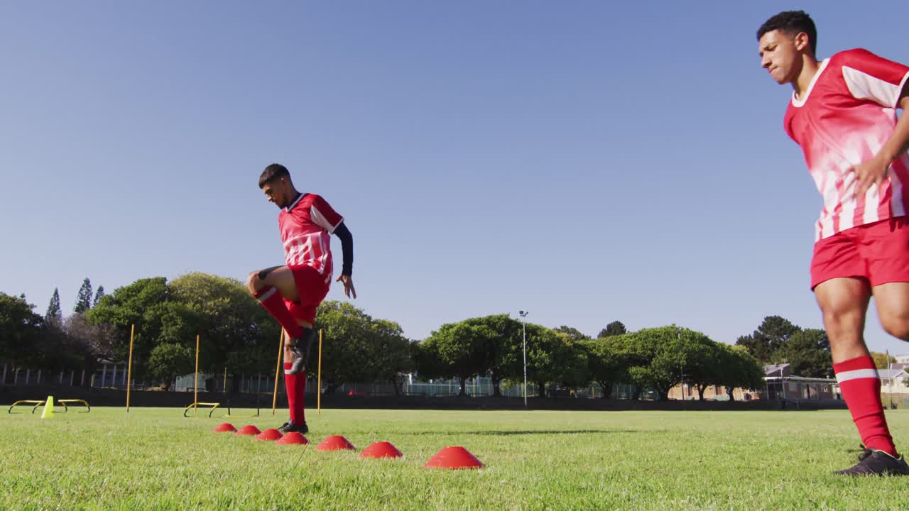 남성 축구 선수 들 의 다양한 그룹 이 경기장 에서 따뜻 해지고, 달리고 있는 영상
