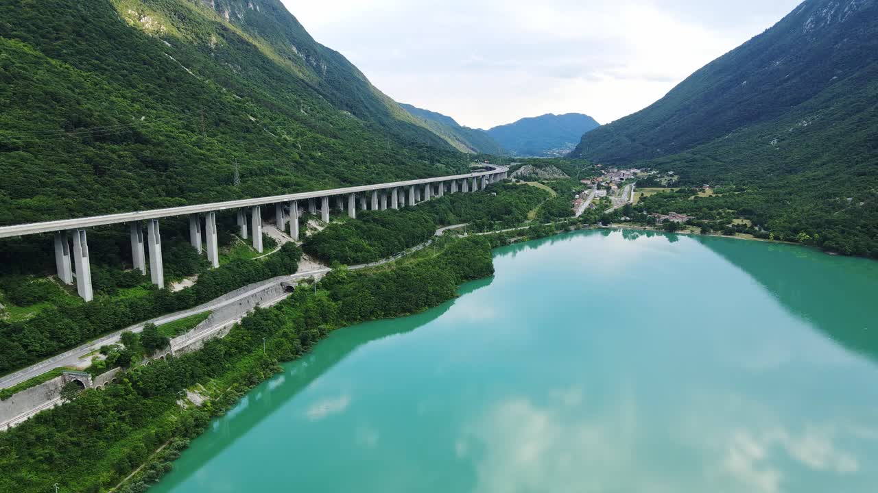 평화로운 해가 지는 lago morto, 이탈리아, 산으로 둘러싸인 조용한 호수, 4k