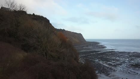 imágenes de drones malhumorados en la costa de yorkshire en un día brumoso