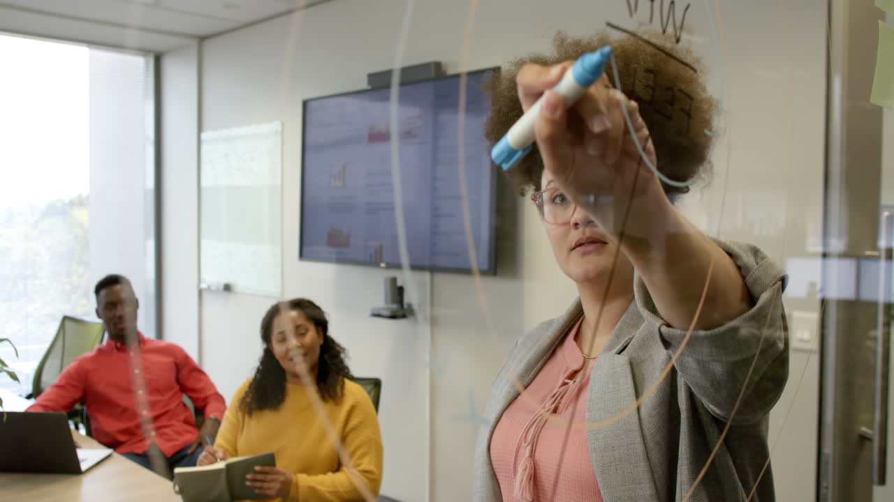 случайные разнообразные бизнесмены в комнате для встреч в офисе, медленная съемка с копировальным пространством