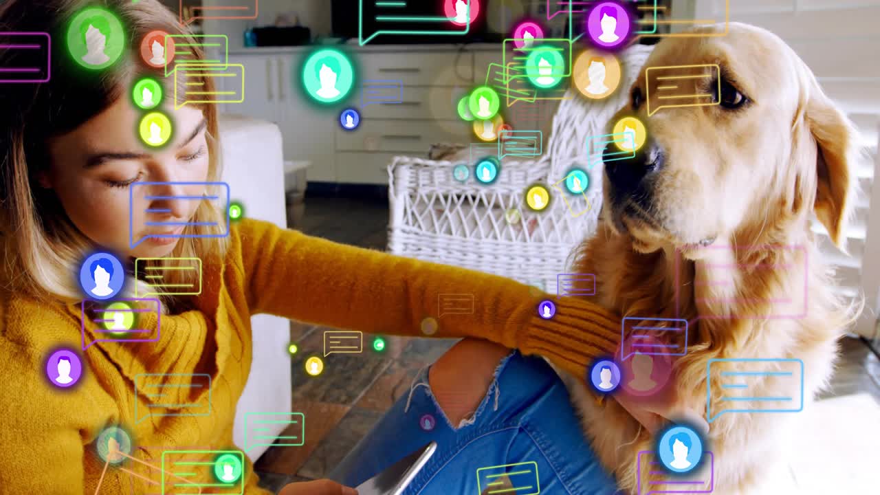 Alertas chegando flutuando sobre pessoas, mulher rolando o celular, acariciando cachorro, verificando mensagens por tecnologia.