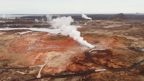 las aguas termales de gunnhuver en islandia con respiraderos de vapor y terreno colorido, vista aérea