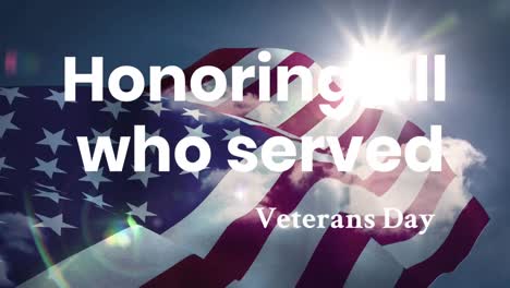 Ehrung-Aller,-Die-Am-Veteranentag-Gedient-Haben,-Text-über-Schwenkender-Amerikanischer-Flagge-Vor-Blauem-Himmel