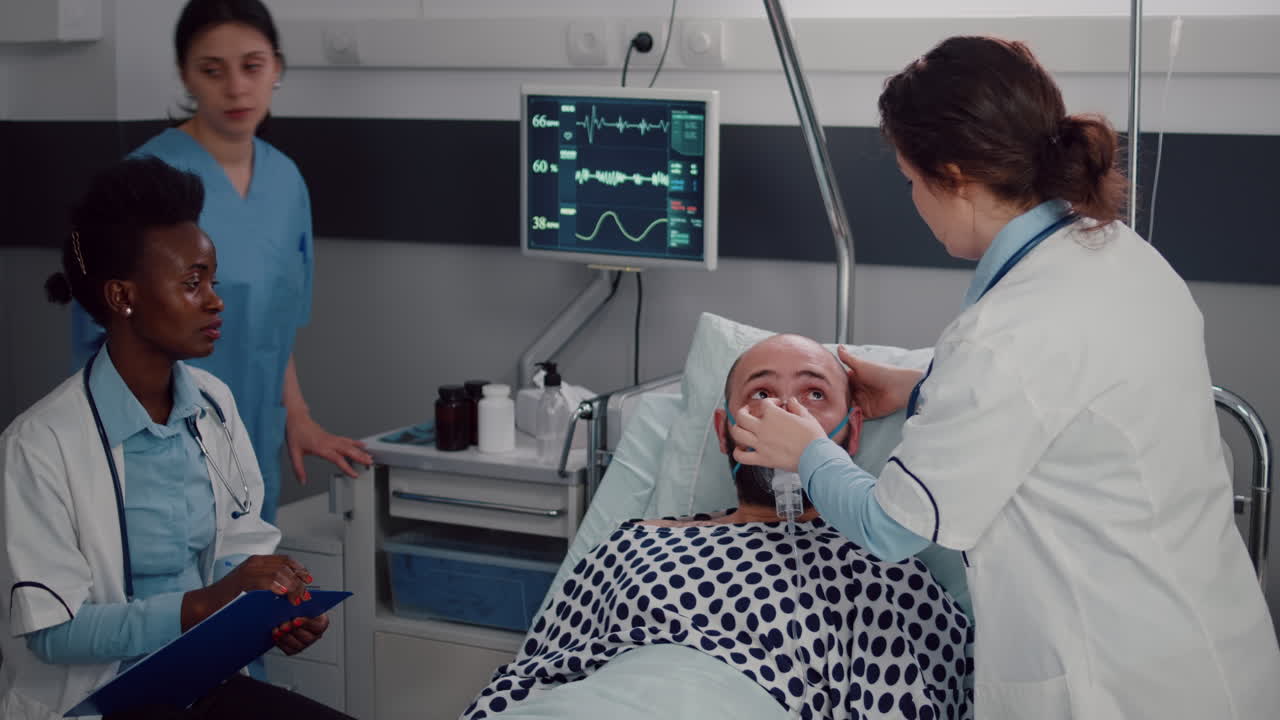 hombre enfermo descansando en la cama mientras la mujer médico poniendo la máscara de oxígeno