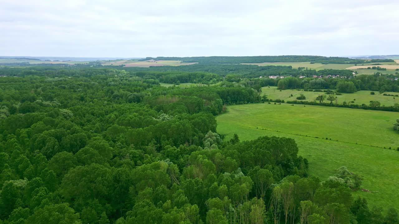 Las Giverny, Francja. Lot do przodu z drona