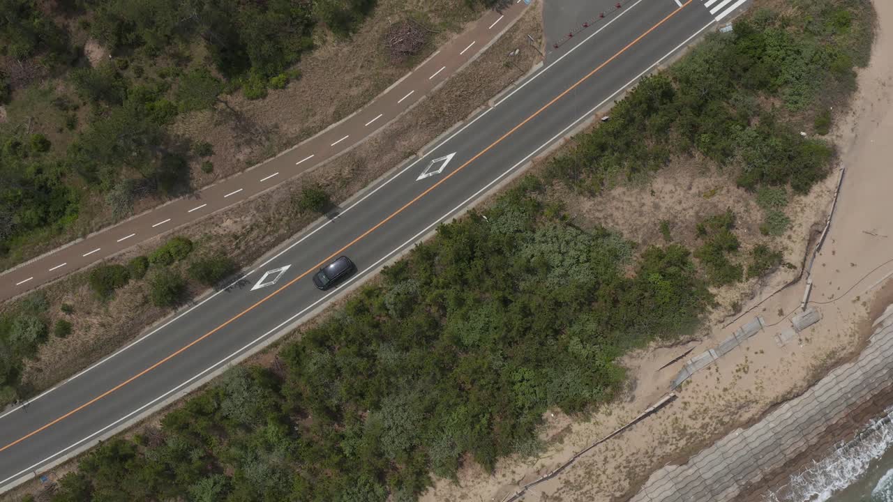 vista aérea del coche conduciendo por la carretera del mar de japón, prefectura de tottori