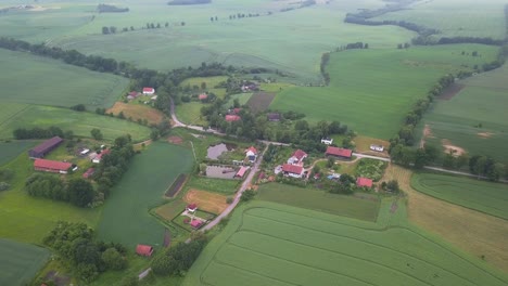 Toma-Aérea-Del-Campo-En-Un-Día-Nublado