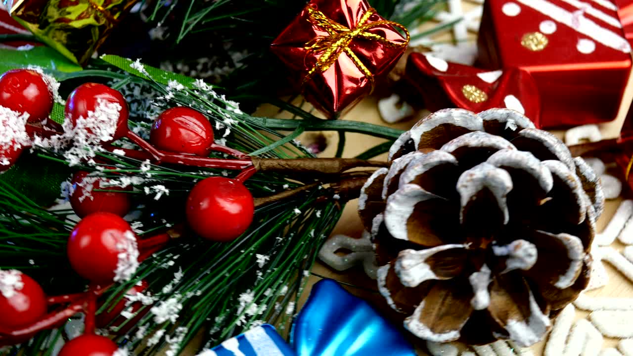 크리스마스 장식 - 베리와 코너, 사탕, 선물, 눈송이가 있는 장식적인 소나무 가지가 원으로 회전합니다.