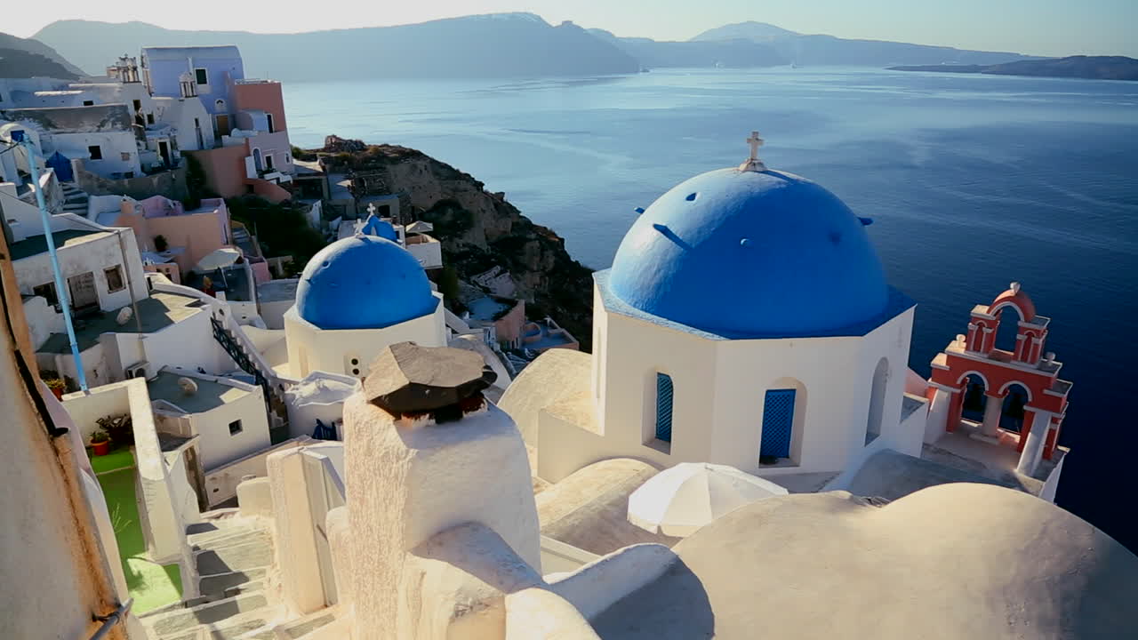 pan a través de la iglesia ortodoxa griega en la isla griega de santorini 1