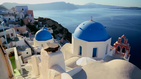 Schwenk-über-Die-Griechisch-orthodoxe-Kirche-Auf-Der-Griechischen-Insel-Santorini-1