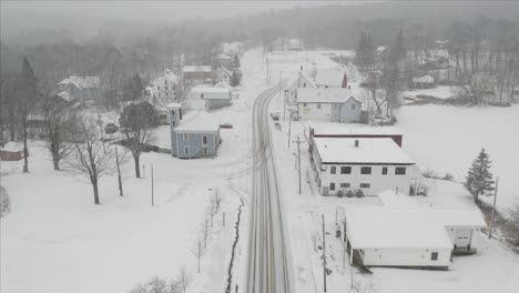 Kleine-Stadt-Umgeben-Von-Wildnis-Schneefall