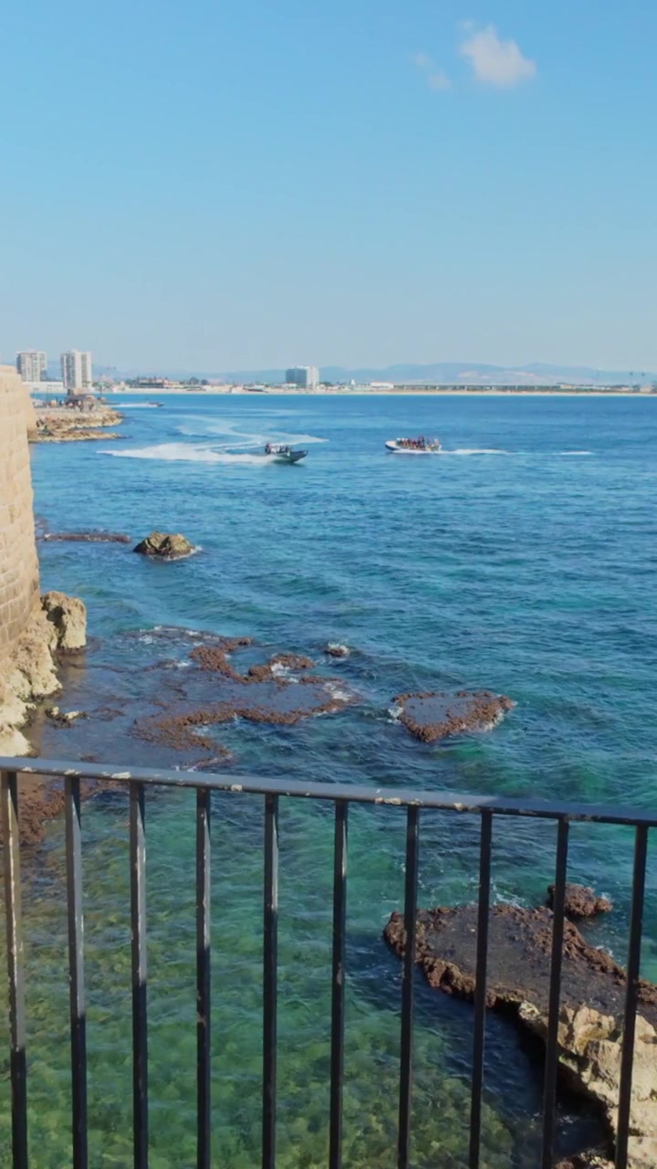 Motoscafo che lascia una scia bianca sul blu del Mar Mediterraneo.