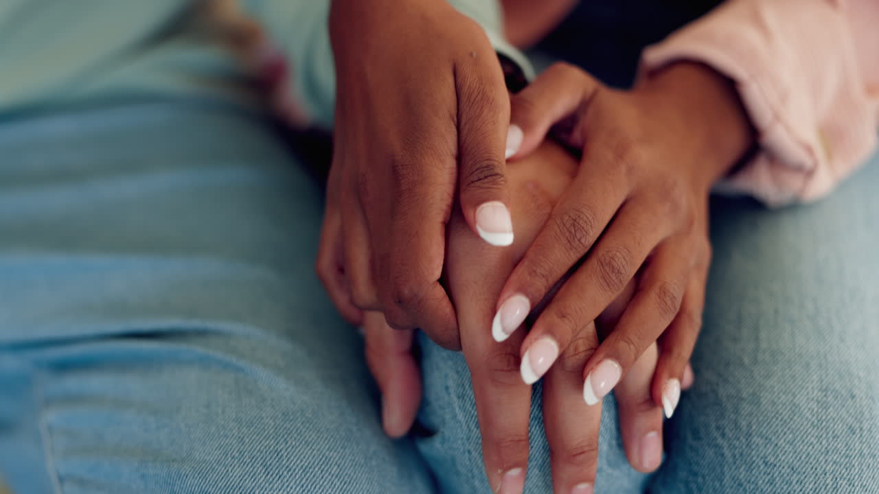 pareja, empatía y tomarse de la mano en el hogar