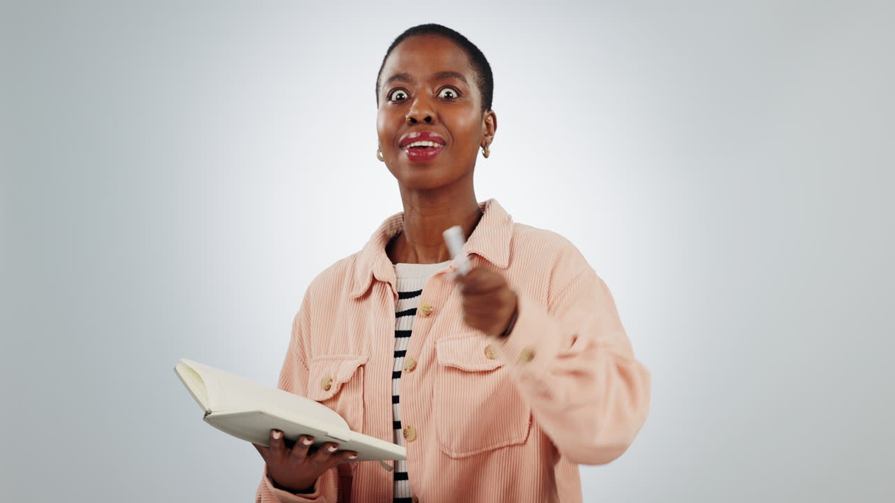 solución, la mujer y el pensamiento con el cuaderno