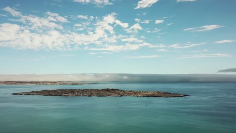 Las-Dunas-Del-Desierto-De-Namib-Y-El-Océano-Atlántico-Se-Encuentran,-La-Costa-De-Los-Esqueletos,-El-Sur-De-áfrica-Namibia,-La-Toma-Aérea-De-La-Isla-De-Los-Tiburones-De-La-Ciudad-De-Luderitz