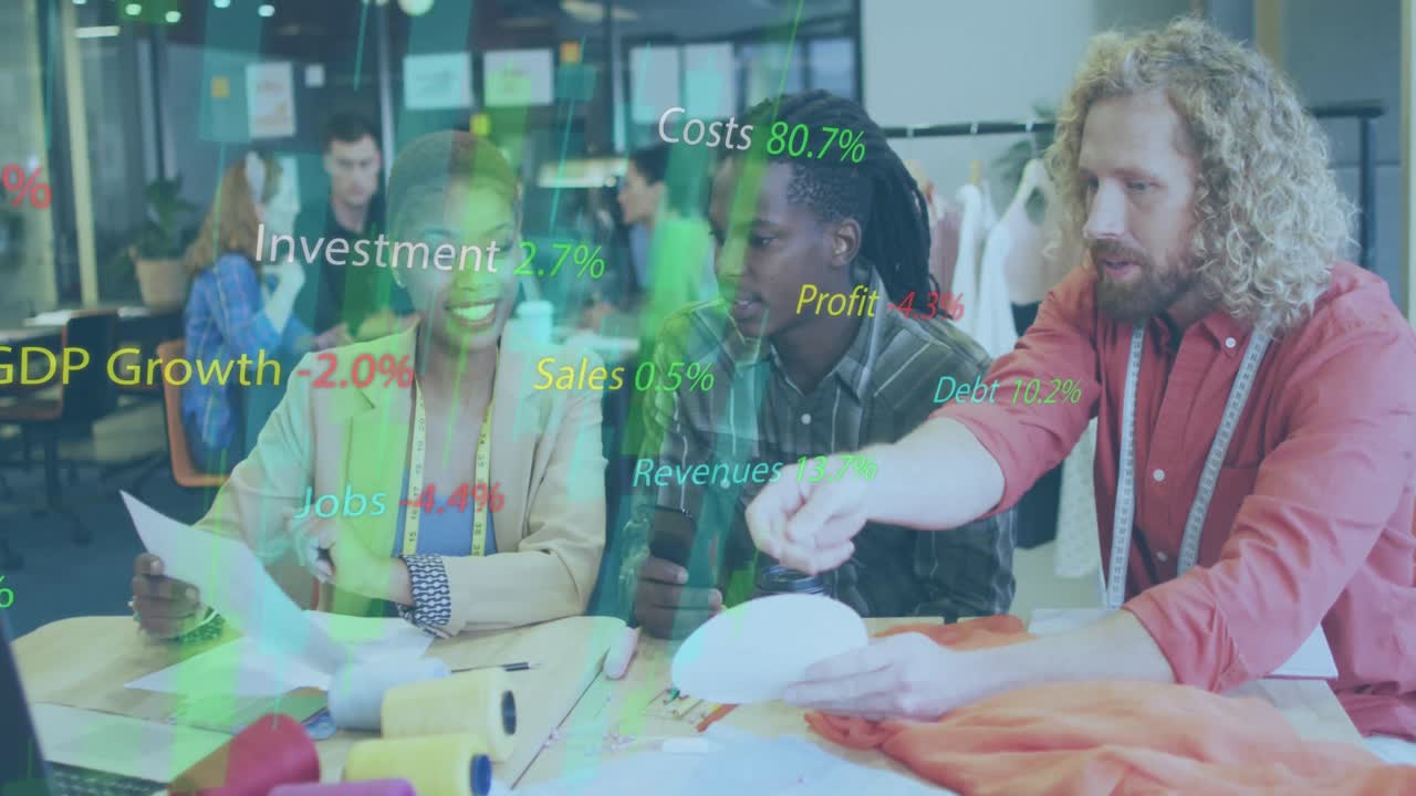 animación del procesamiento de datos sobre diversas personas de negocios que trabajan en la oficina