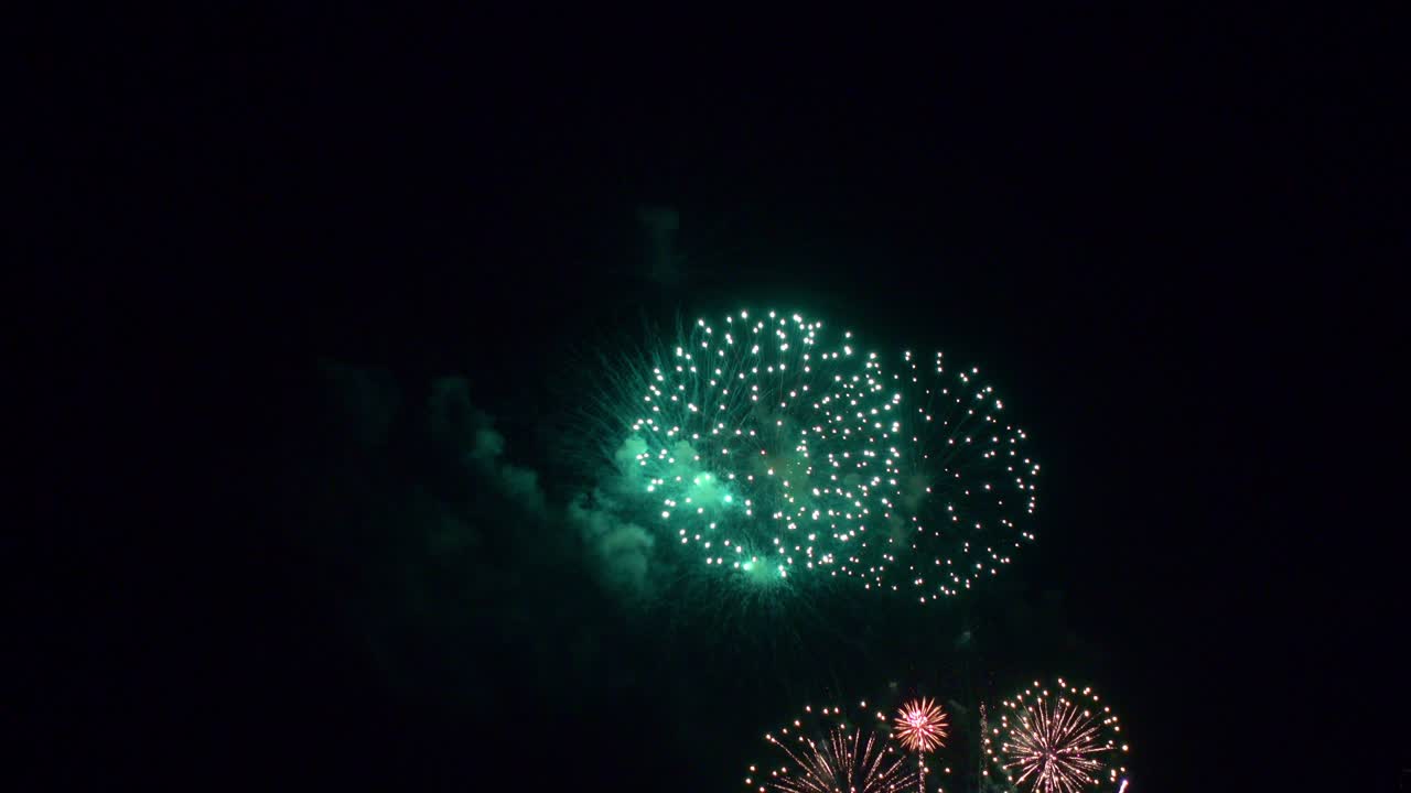 hermosa exhibición de trabajo de fuego colorido por la noche para la celebración en el festival