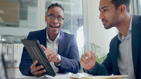 Trabajo-En-Equipo,-Tableta-O-Gente-De-Negocios-En-Reunión