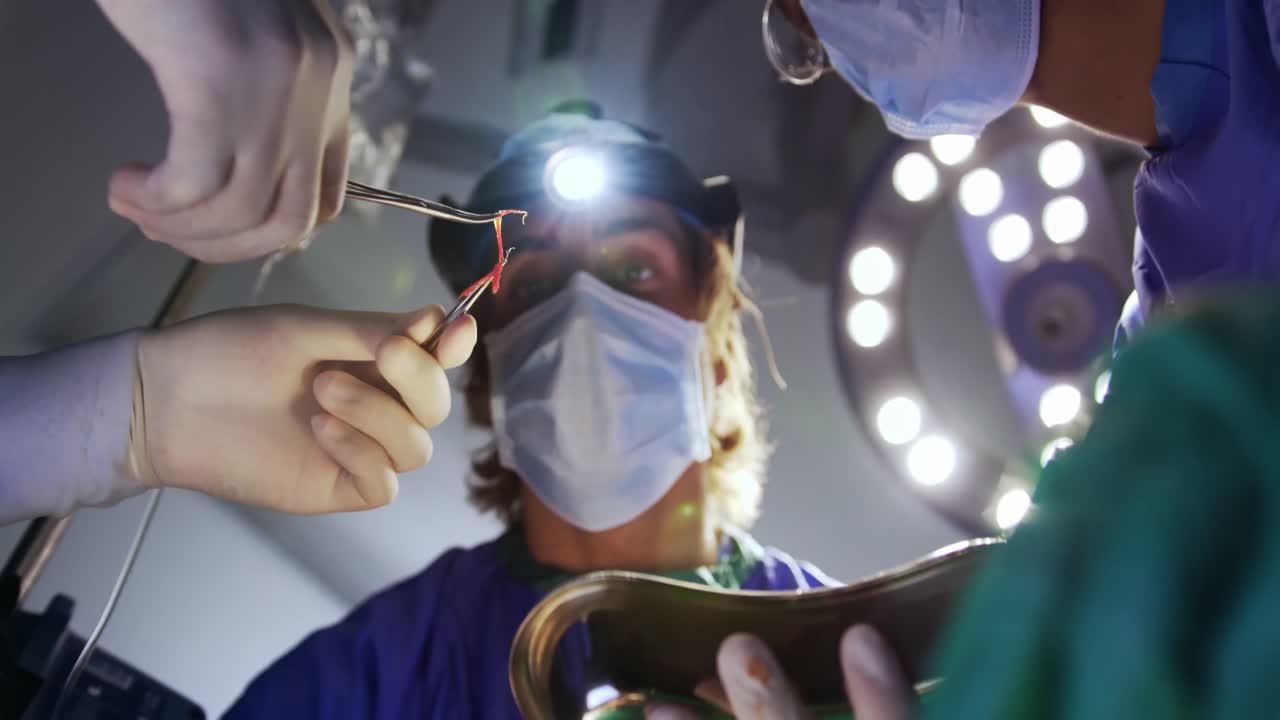 Surgeons performing operation 4k
