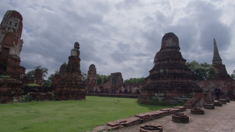 Scenic-ruins-of-the-Wat-Mahathat-in-Ayutthaya,-Thailand