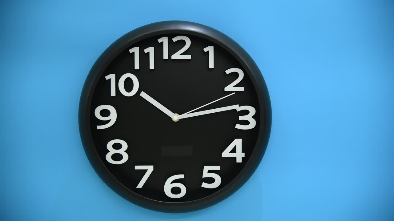 Orologio da parete nero su sfondo blu.
