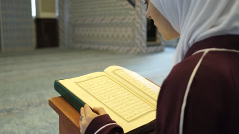 muslim girl pray