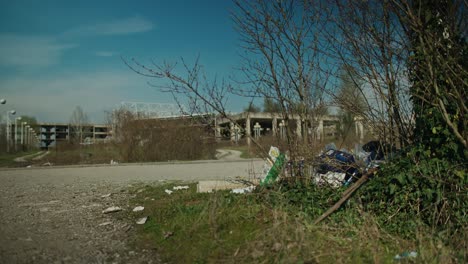 Enfoque-Lleno-De-Basura-Al-Edificio-Abandonado,-Zagreb,-Croacia