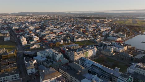 Destino-De-Viaje-Reykjavik-Con-La-Iglesia-Hallgrimskirkja-Durante-La-Hora-Dorada