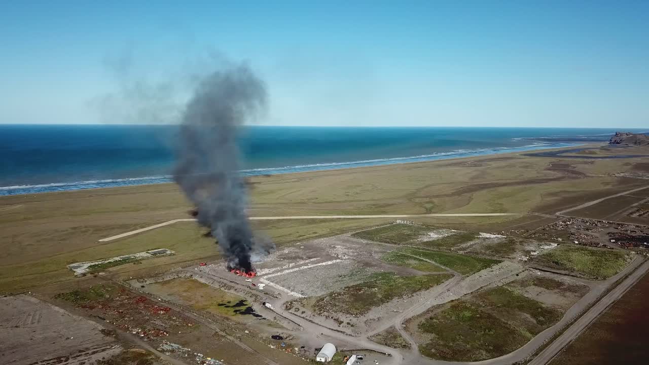 매립지에서 고의로 쓰레기를 태우는 행위