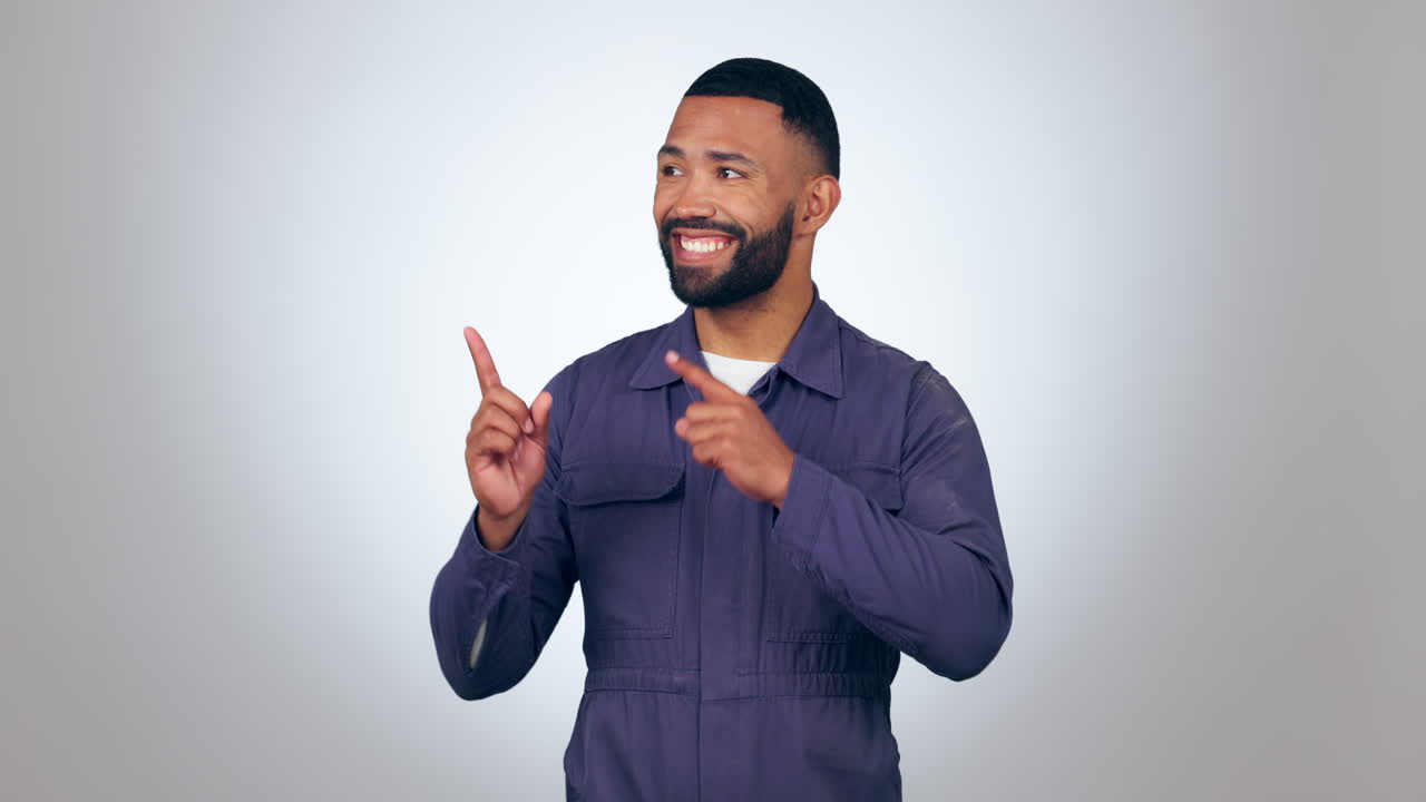 señalando, feliz y hombre en un estudio con maqueta