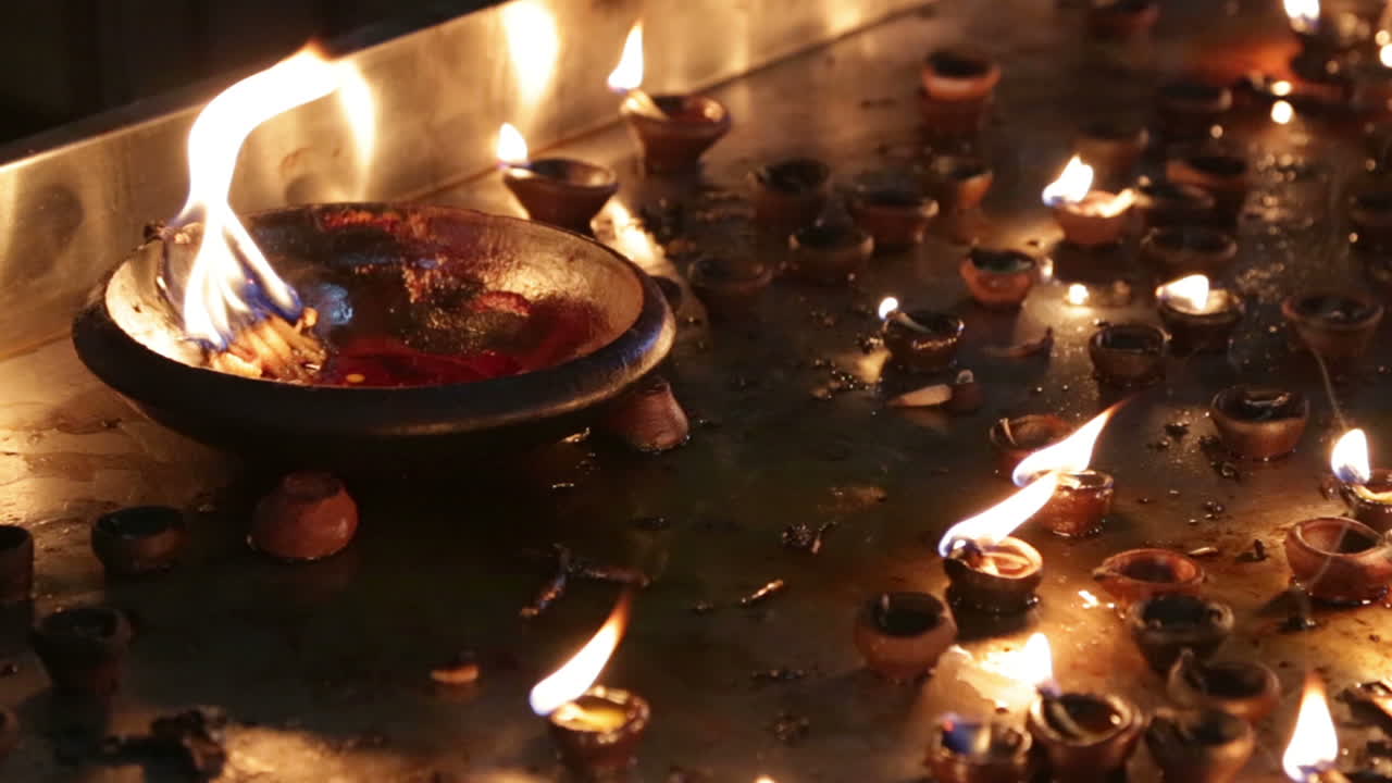 인도 사원에서  ⁇ 불을 태우고 있습니다.