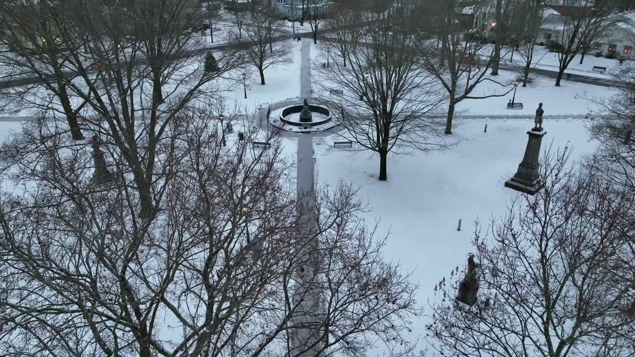 겨울에 눈 덮인 공원의 공중 기울기