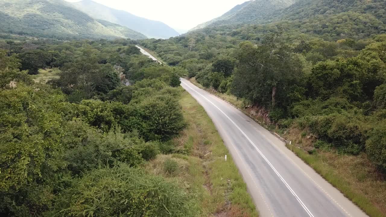 Vista Aérea das Planícies Verdes nas Montanhas e Estrada com Tráfego, Tanzânia, África
